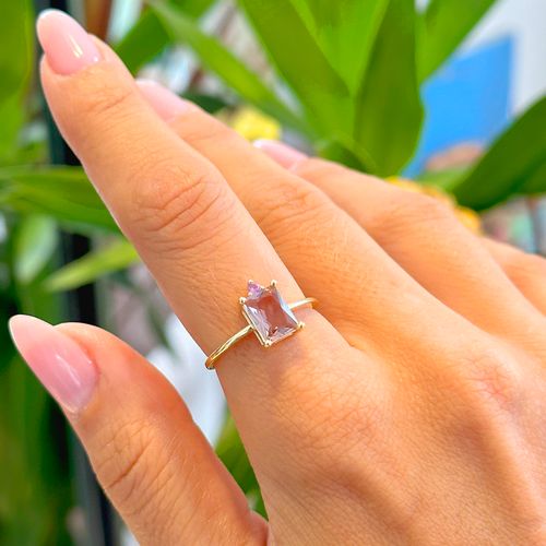 Anel Retangular com Cristal Rodolita e Zircônia Rosa - Banho de Ouro 18k