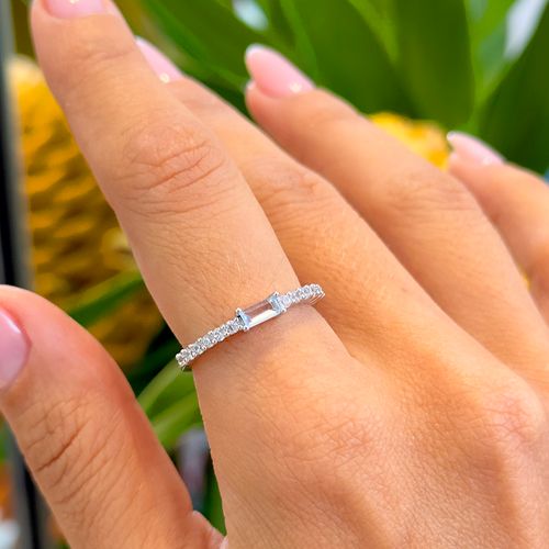 Anel Meia Aliança com Cristal Água-Marinha - Banho de Ródio Branco