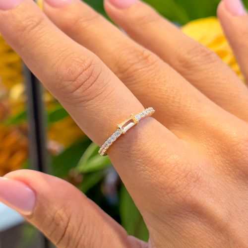 Anel Meia Aliança com Cristal Morganita e Zircônias Brancas - Banho de Ouro 18k