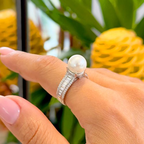 Anel Redondo com Pérola Shell e Zircônias Brancas em Baguetes - Aro 19 - Prata 925