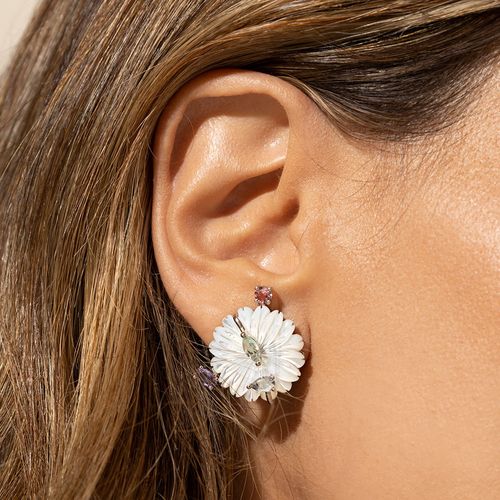 Brinco Flor de Madrepérola com Cristal Tanzanita, Cristal Ametista Verde e Cristal Turmalina Rosa -  Banho de Ródio Branco