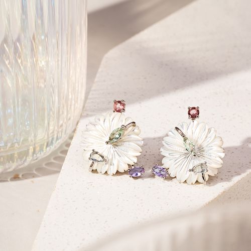 Brinco Flor de Madrepérola com Cristal Tanzanita, Cristal Ametista Verde e Cristal Turmalina Rosa -  Banho de Ródio Branco