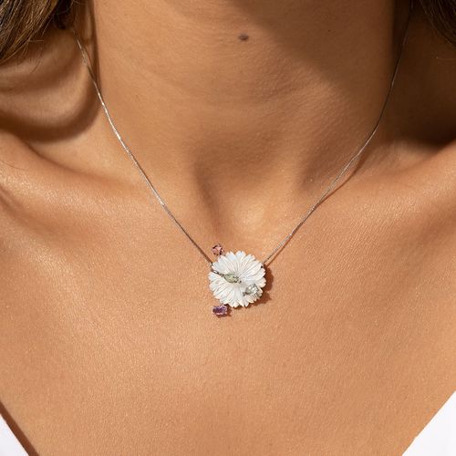 Colar Flor de Madrepérola com Cristal Tanzanita, Cristal Ametista Verde e Cristal Turmalina Rosa 52cm -  Banho de Ródio Branco