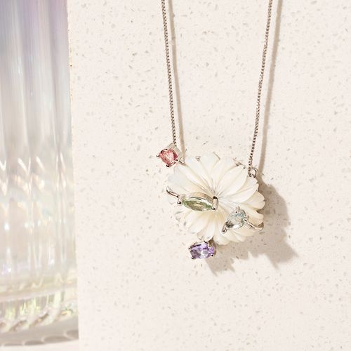 Colar Flor de Madrepérola com Cristal Tanzanita, Cristal Ametista Verde e Cristal Turmalina Rosa 52cm -  Banho de Ródio Branco