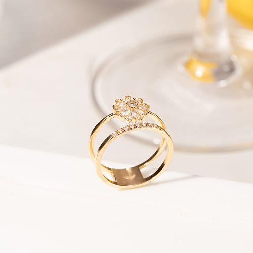 Anel Florzinha Navetes Cravejada com 1 Linha de Zircônias Brancas - Banho de Ouro 18k