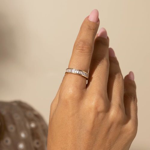Anel Aliança Baguetes de Zircônias Brancas Com Cravação Trilho - Banho de Ouro 18k