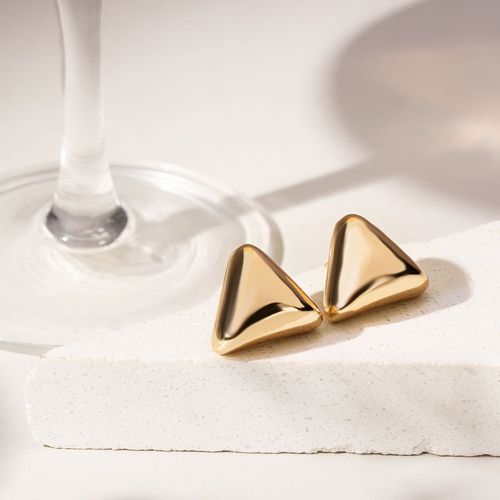 Brinco Liso Pirâmide -  Banho de Ouro 18k