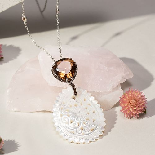 Colar Gota Com Pingente Bordado Versártil de Cristal Quartzo Fumê Madrepérola e Zircônias Chocolates 70cm - Banho de Ródio Branco