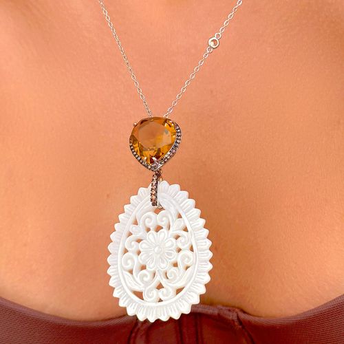 Colar Gota Com Pingente Bordado Versártil de Cristal Quartzo Fumê Madrepérola e Zircônias Chocolates 70cm - Banho de Ródio Branco