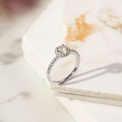Anel Solitário Redondo Com Cristal Diamond Lemon e Zircônias Brancas - Prata 925