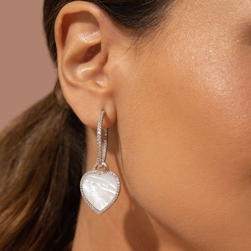 Brinco Argola Cravejada com Coração de Madrepérola e Zircônias Brancas - Banho de Ródio Branco