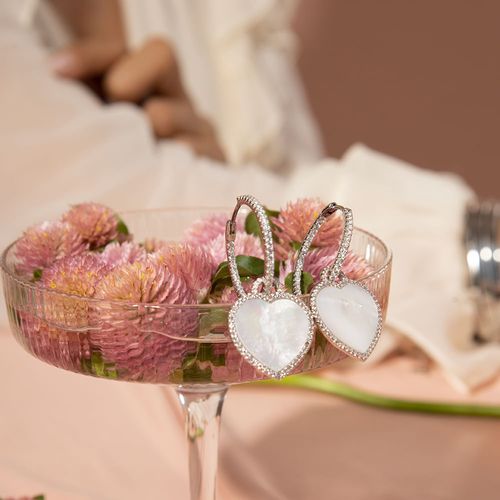 Brinco Argola Cravejada com Coração de Madrepérola e Zircônias Brancas - Banho de Ródio Branco