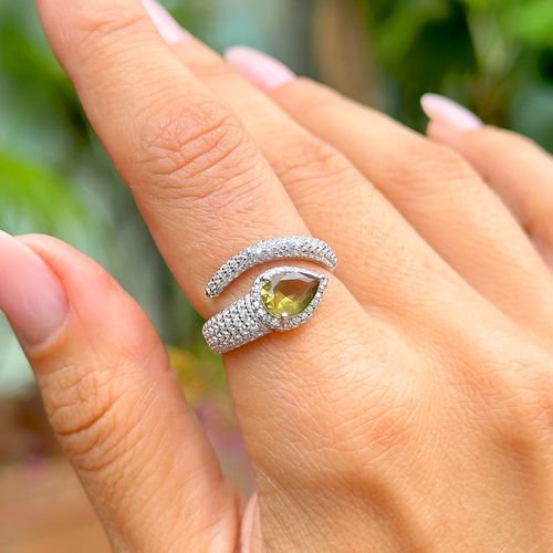Anel Gota Bordada de Cristal Peridoto e Zircônias Brancas - Prata 925