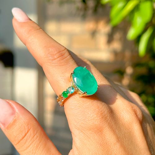 Anel Oval de Fusion Esmeralda Aro Cravejado com Cristal Rubi, Cristal Tanzanita e Paraiba - Banho de Ouro 18k