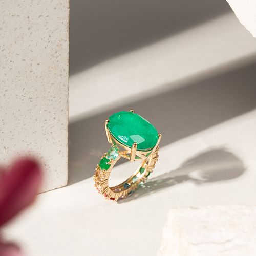 Anel Oval de Fusion Esmeralda Aro Cravejado com Cristal Rubi, Cristal Tanzanita e Paraiba - Banho de Ouro 18k