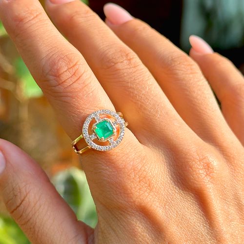 Anel Circulo de Cristal Esmeralda e Zircônias Brancas - Banho de Ouro 18k
