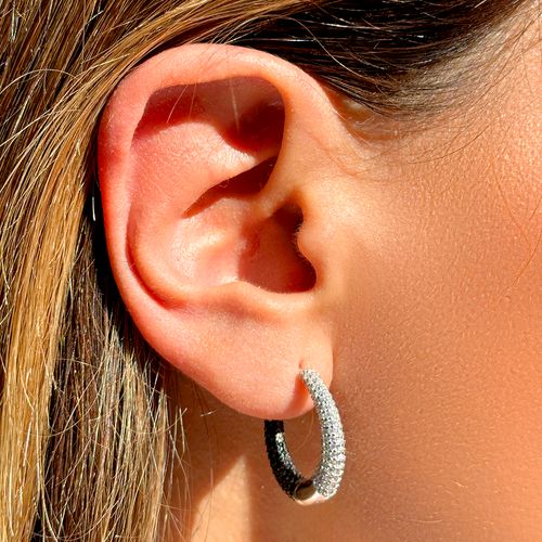 Brinco Argola Oval Toda Cravejada de Zircônias Negras e Zircônias Brancas - Prata 925