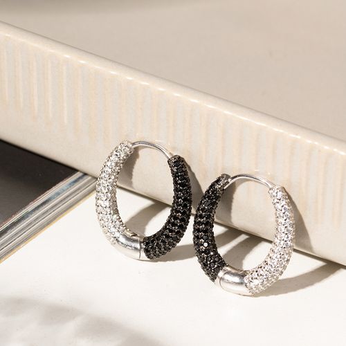 Brinco Argola Oval Toda Cravejada de Zircônias Negras e Zircônias Brancas - Prata 925