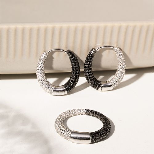 Brinco Argola Oval Toda Cravejada de Zircônias Negras e Zircônias Brancas - Prata 925