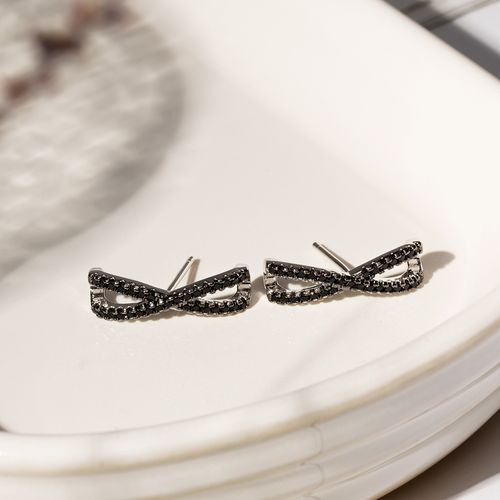 Brinco Earhook Cruzado com Zircônias Negras - Banho de Ródio Branco