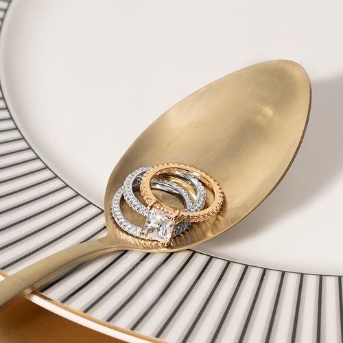 Anel Solitário Quadrado com Alianças Inteiras Cravejadas de Zircônias Brancas Kit com 3 anéis - Banho de Ouro 18k