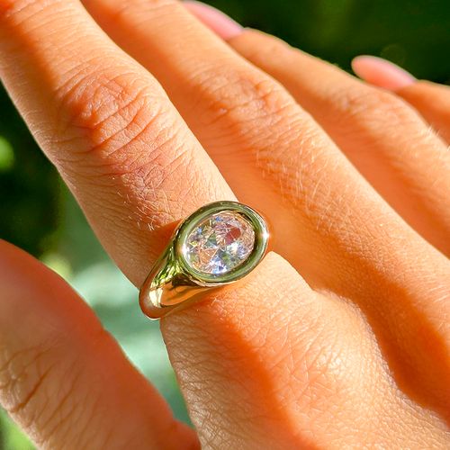 Anel Oval de Zircônia Branca - Banho de Ouro 18k
