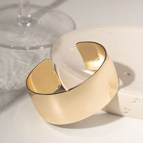 Bracelete Largo 26mm com Pontos de Zircônias Brancas - Banho de Ouro 18k