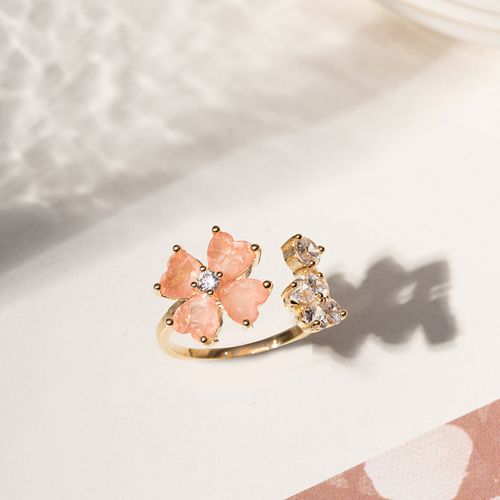 Anel Clover com Cristal Podange e Zircônias Brancas - Banho de Ouro 18k
