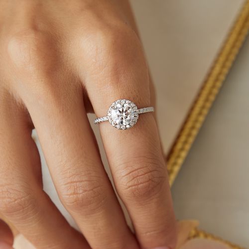 Anel Moissanite Solitário Lapidação Brilhante 7mm 1,20 CT /120 Pontos D - VVS1 e Zircônias Brancas Cravação Halo  - Prata 925