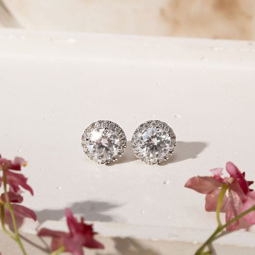 Brinco Moissanite Lapidação Brilhante de 7mm 1,20 CT/ 120 Pontos D - VVS1 e Zircônias Brancas Cravação Halo - Prata 925