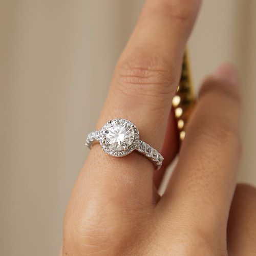 Anel Moissanite Solitário Lapidação Brilhante de 8mm 2,0 CT / 200 Pontos D - VVS1 e Zircônias Brancas Cravação Halo - Prata 925