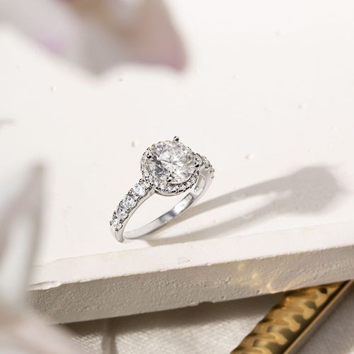 Anel Moissanite Solitário Lapidação Brilhante de 8mm 2,0 CT / 200 Pontos D - VVS1 e Zircônias Brancas Cravação Halo - Prata 925