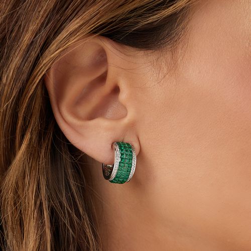 Brinco Argola na Cravação Invisível com Zircônias Esmeralda e Zircônias Brancas - Banho de Ródio Branco