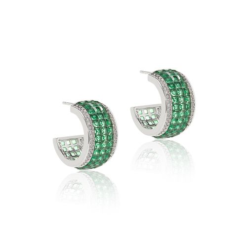 Brinco Argola na Cravação Invisível com Zircônias Esmeralda e Zircônias Brancas - Banho de Ródio Branco