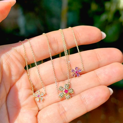 Colar Escapulário Trio de Flores com Cristal Ametista, Cristal Topázio Azul e Zircônias Verdes 65cm - Banho de Ouro 18k