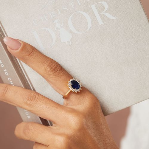 Anel Oval Cravejado com Cristal Safira e Zircônias Brancas - Banho de Ouro 18k