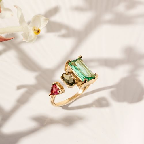 Anel Retângular com Cristal Paraiba, Cristal Peridoto e Cristal Turmalina Rosa - Banho de Ouro 18k