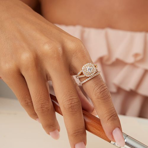 Kit com 2 Anéis Quadrado Cravejado com Aparador Meia Aliança Fininha de Zircônias Brancas - Banho de Ouro 18k