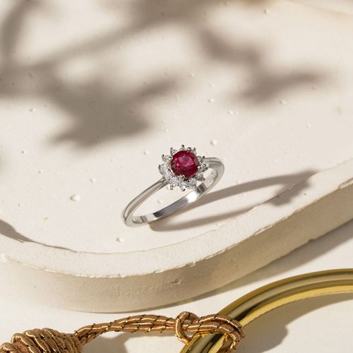 Anel Redondo Rubi Natural 5mm Aprox. 0,65ct com Moissanites Melee de 1,5mm - D VVS1 - Prata 925