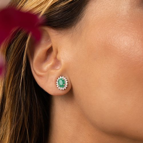 Brinco Oval Esmeralda Natural 6x8mm Aprox. 1,1ct com Moissanites Melee de 1,5mm - D VVS1 - Prata 925