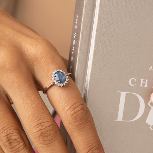 Anel Oval Safira Natural 6x8mm Aprox. 1,5ct com Moissanites Melee de 1,5mm - D VVS1 - Prata 925