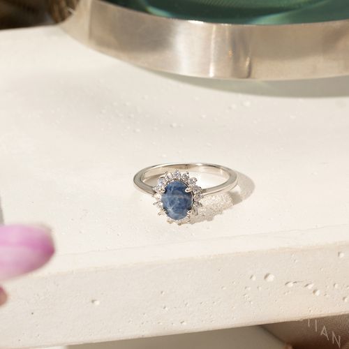 Anel Oval Safira Natural 6x8mm Aprox. 1,5ct com Moissanites Melee de 1,5mm - D VVS1 - Prata 925