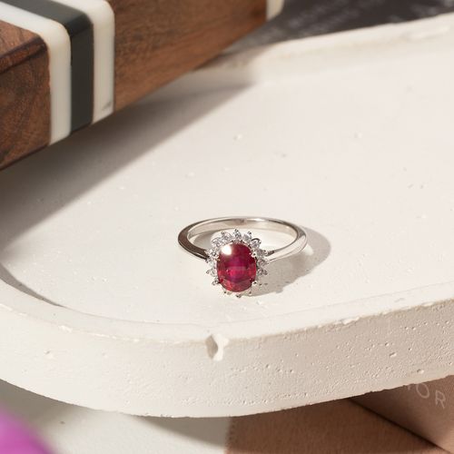 Anel Oval Rubi Natural Tratado 6x8mm Aprox. 1,8ct com Moissanites Melee de 1,5mm - D VVS1 - Prata 925