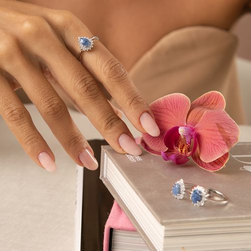 Anel Gota Safira Natural 5x7mm Aprox. 0,95 ct com Moissanites Melee de 1,5mm - D VVS1 - Prata 925