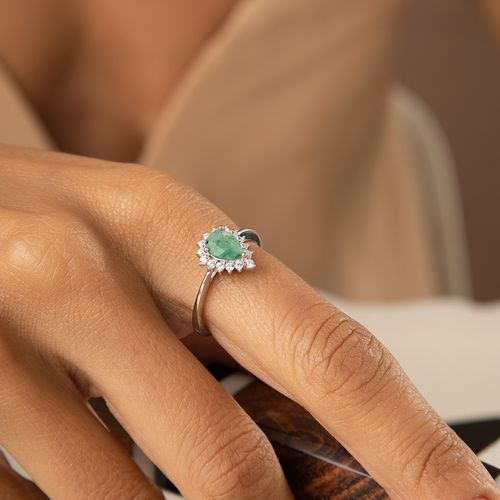 Anel Gota Esmeralda Natural 5x7mm Aprox. 0,65 ct com Moissanites Melee de 1,5mm - D VVS1 - Prata 925