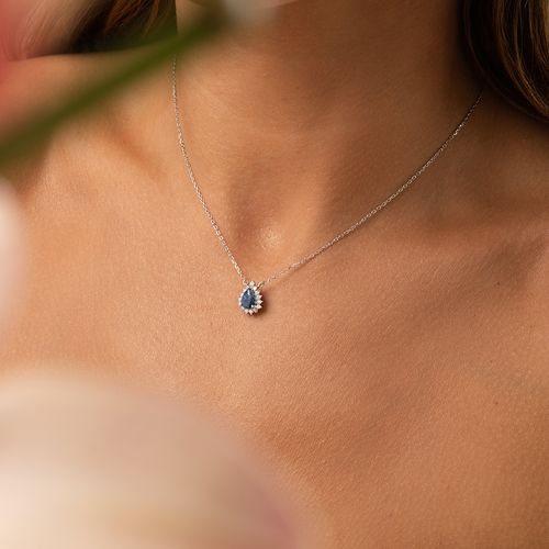 Colar Gota Safira Natural 5x7mm Aprox. 0,95 ct com Moissanites Melee de 1,5mm - D VVS1 50cm - Prata 925