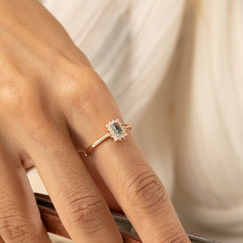 Anel Retângulo com Cristal London Blue e Zircônias Brancas - Banho de Ouro 18k