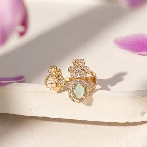 Anel Oval Abelha e Trevo com Fusion Esmeralda Colombiana, Zircônias Paraíba e Brancas - Banho de Ouro 18k