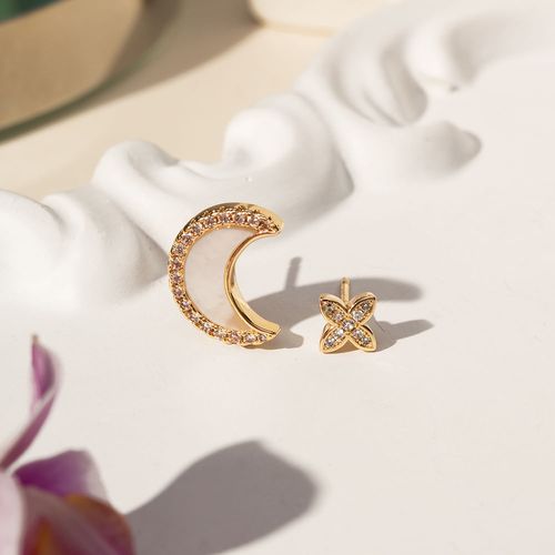 Brinco Lua de Madrepérola e Estrela com Zircônias Brancas - Banho de Ouro 18k