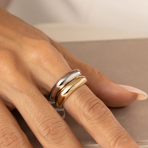 Kit com Dois Anéis Lisos Quadrados - Banhos de Ouro 18k e Ródio Branco